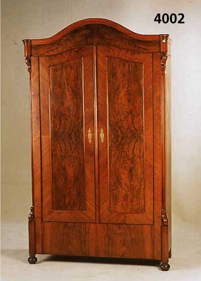 Kleiderschrank, deutsch, um 1890/1900, Korpus Weichholz, Wurzelfurnier, vielfach ge- spiegelt, sehr schÖne durchlaufende Elemente, abgeschrÄgte ...
