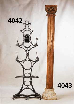 SÄulen, SÜdindien, um 1830/40, Steinfuß 2-fach getreppt, mit Arkantusblattverzierung, HolzsÄulen 11-fach gerieft, BekrÖnung mit korintischer ...