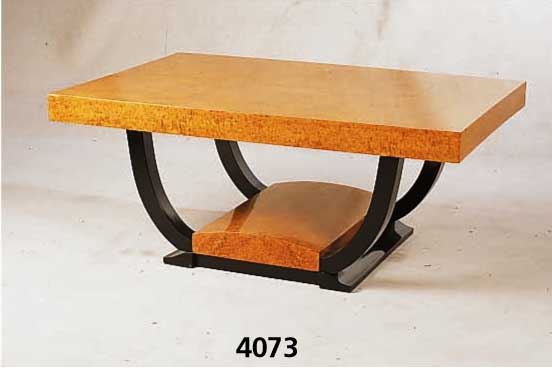 ArtDeco-Couchtisch, Frankreich, um 1932/36, massiv gearbeitet, Bergahornwurzel, gespiegelt , Verstrebungen am Fuß schwarz gelackt, schwere ...