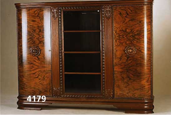 BÜcherschrank, deutsch, um 1930, Korpus Weichholz und Eiche, Renaissancestil mit baro- cken Elementen, aufgesetzte Schnitzereien, Lisenen gerieft, ...