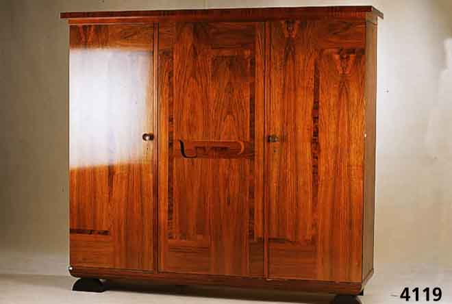 Schrank, ArtDeco, um 1928/32, im Stil des Hallischen MÖbels, Korpus Weichholz, Nußbaum, Wurzelnuß, Palisander und Ebenholz furniert, teilweise ...