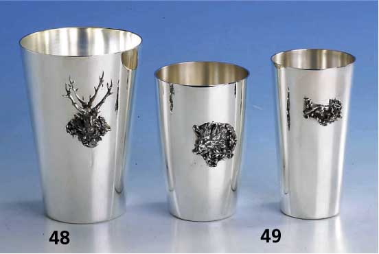 Becher/Bechervase mit Wildmotiv: Hirsch, 835er Silber, vollplast. aufgesetzter Hirschkopf mit Eichlaub, H ca. 13 cm, ca. 200