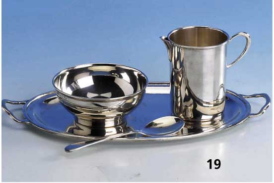 Konvolut: Sahnegießer, Zuckerschale mit LÖf- fel, auf Tablett, 800/900er Silber, glatte Form, Tablett ca. 26 x 24 cm, zus. ca. 360 g
