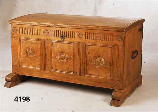 Reisetruhe, mitteldeutsch, um 1800/20, Eiche massiv, Front mit Flachschnitzereien, z.T. sekundÄre Schnitzereien, ca. um 1900 restaurie rt, ...