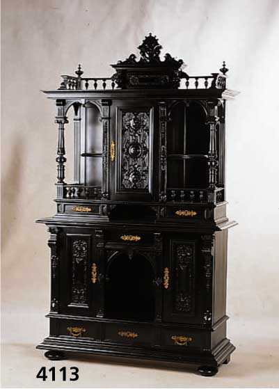 Vielzweckschrank, deutsch, um 1880/85, Korpus Eiche und Buche, schwarz gelackt, Front reich verziert, Lisenen mit Veluten bzw. Muschelabschluß, ...