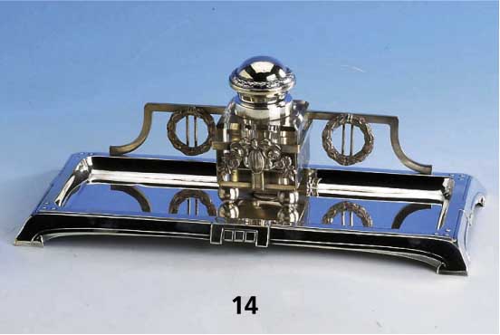 Schreibtischablage mit Tintenfaß, um 1900, Wien ARGENTOR, Jugendstil mit klassizit. Einschlag, Metall versilbert, sehr dekorativ, H ca. 8 cm, L ...
