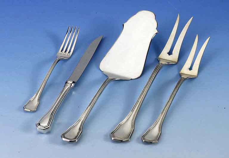 23-teiliges Besteck, 925er Silber, nach dem Vorbild Augsburger Faden, in Spatenform, be- stehend aus: 12 Dessert/FrÜhstÜcksgabeln, 6 ...