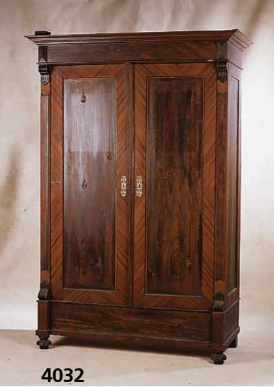 Kleiderschrank, deutsch, um 1890/1900, Kor- pus Weichholz, Biermalerei in verschiedenen BrauntÖnungen, aufgesetzte Lisenen, in Veluten ...