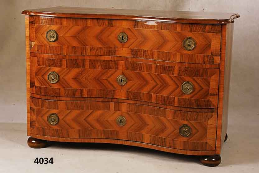 Doppelt geschweifte Kommode, deutsch, Pfalz, um 1750/60, Korpus Weichholz, Nußbaum- und Wurzelnußfurnier, im GrÄtenmuster gespiegelt, lebhaft, ...
