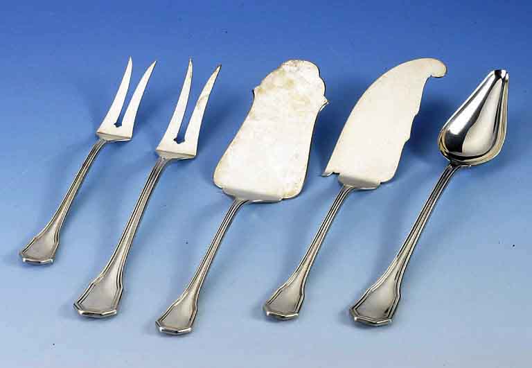 Vorlegebesteck, 925er Silber Modell nach dem Vorbild Augsburger Faden, bestehend aus: 1 gr. Vorlegegabel, 1 VorlegelÖffel, 2 Torten- heber, 1 kl. ...