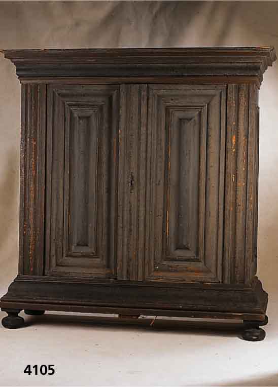 Wellenschrank, Frankfurt/Hessen, um 1720/40, ausgesuchtes Zierbelholz, VerstÄrkungen Linde, Braunanstrich aus der Zeit, original Schloß und ...