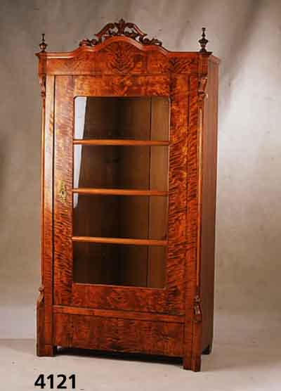 Vitrinenschrank, mitteldeutsch, um 1840/50, Korpus Weichholz, Birkenwurzelfurnier, z.T. gespiegelt, Sprossen und Verglasung spÄter, Ecken ...