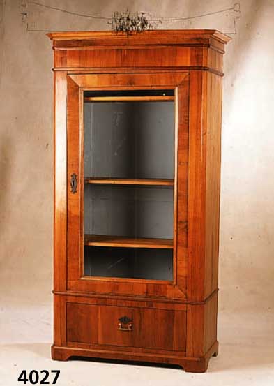 BÜcherschrank, deutsch, um 1860, Korpus Weichholz, Nußbaumfurnier gespiegelt, sekundÄr e Verglasung in den 80er Jahren des letzten Jahrhunderts, ...