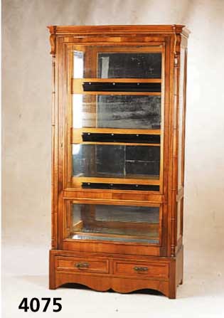 Vitrine, deutsch, um 1900, mit Stilelementen von 1860/70, Korpus Weichholz, Nußbaumfurnier gespiegelt, abgeplattete Ecken, aufgesetzte Lisenen ...
