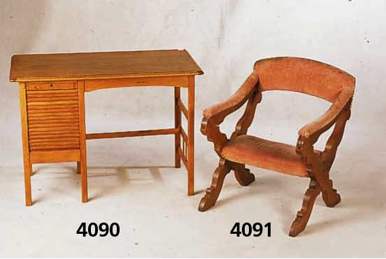 Kinderschreibtisch, deutsch, um 1902/05, Eiche und Buche massiv, Eichefurnier, wohl Hallisches MÖbel, asymetrische Anordnung, ele- gante ...