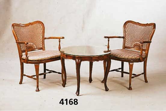 Tisch und 2 StÜhle, Italien, 60er Jahre, Barock- bzw. Chippendalestil, Nußbaum massiv, Nußbaumfurnier, StÜhle mit Rohrgeflech, min. ...