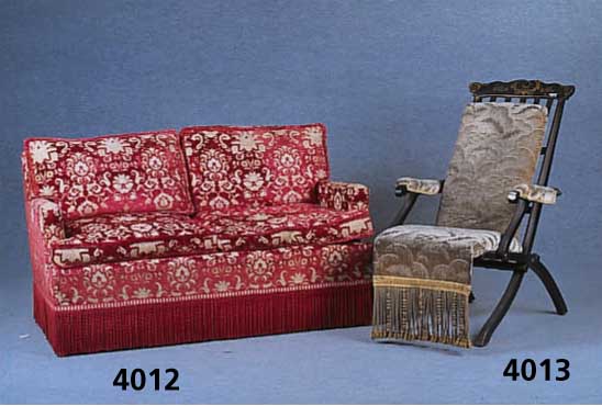 Zweisitzersofa, deutsch, um 1970, getrennter Federkern, lose Sitz- und RÜckenkissen, wein- roter stehender Mohairbezug, leichte Gebrauchs spuren, ...