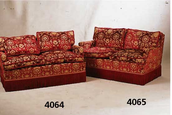 Zweisitzersofa, deutsch, um 1970, getrennter Federkern, lose RÜcken- bzw. Sitzkissen, wein roter stehender Mohairbezug, leichte Gebrauchs spuren, ...