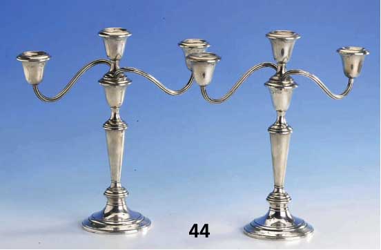 Kerzenleuchterpaar, Amerika, Gorham. 925er Silber, gefÜllt, je 3 Brennstellen, absschraubbar, H ca. 30 cm, min. verbeult