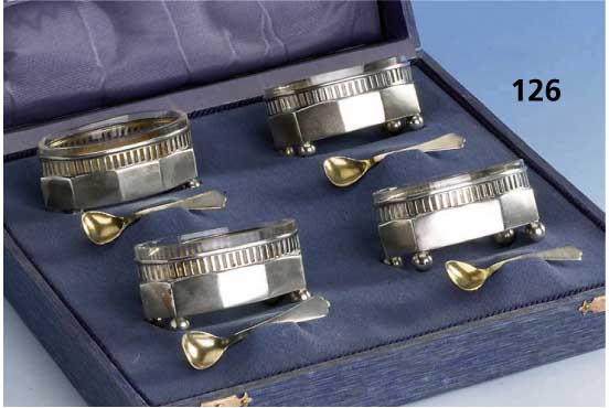 Set 4 GewÜrzschÄlchen, deutsch um 1910, Martin Meyer Mainz, 800er Silber, Innenver- goldung, je 4 KugelfÜße, orig. GlaseinsÄtze, orig. ...