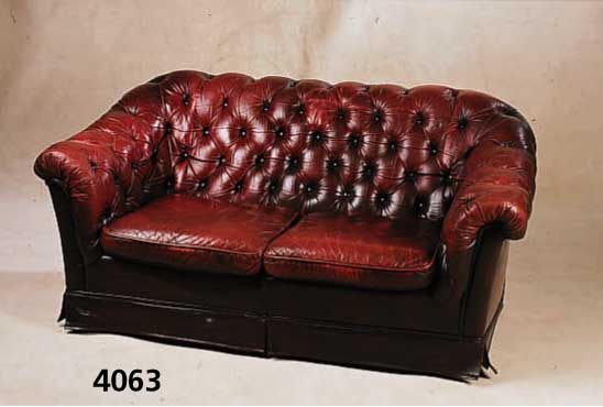 2-Sitzer Sofa, deutsch, 50er Jahre, roter/ weinroter Lederbezug, lose Kissen, RÜcken und Seiten genoppt, patiniert, zeitlos, elegant, Kanten mit ...
