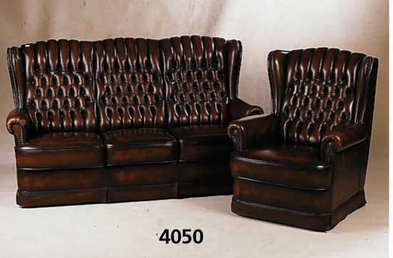 Sitzgruppe, deutsch, 70er Jahre, Lederbezug, bestehend aus Sofa und 2 Ohrenbackensessel, Holzgestell, RÜcken reich genoppt, nahtlose Vernagelung, ...