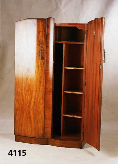 Kleiner Herrenschrank, Frankreich/England, um 1935, Korpus Mahagoni, Mahagonifurnier, Front und Seite kaukasisch Nußbaum, lebhaft gespiegelt, ...