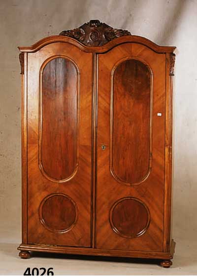 Kleiderschrank, Österreich, um 1850/60, ursprÜnglich WÄscheschrank, Korpus Weichholz, Wurzelnußfurnier gespiegelt, Kasetten mit tiefer ...