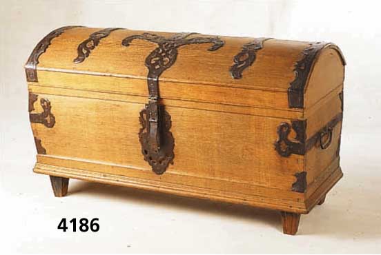 Buckeltruhe, deutsch, um 1750/60, wohl Reise - oder Linnentruhe, Eiche massiv, reiche ori- ginal BarockbeschlÄge, punziert, Rocaillen, min. ...