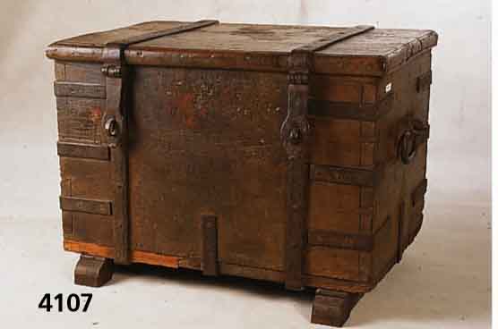 BÄuerliche Leinentruhe, norddeutsch, wohl 1800 /20, Eiche massiv, Inneneinteilung mit Doku- menten- und Geheimfach, original Verschraubung , z.T. ...