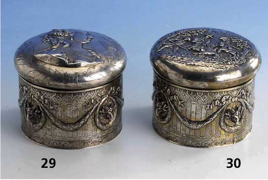 Dose mit Darstellung Marie Antoinette, Hanau um 1900, Schleissner, klassizistisch mit leichtem Barockeinschlag, Wandung: grav., Anspielung auf ...