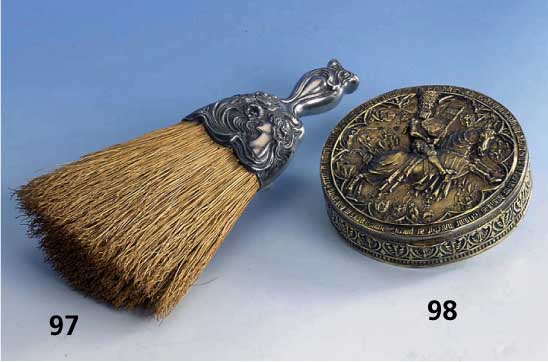 Dose, Hanau um 1870/80, Neresheim, 13-lÖtig, vergoldet, auf Deckel: Stauffischer Rit- ter mit Wappen, umlaufendes Spruchband, Wandung mit ...