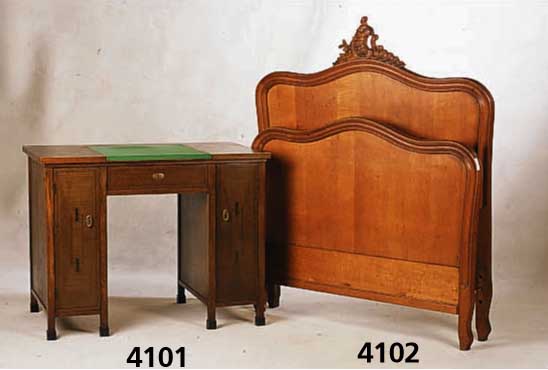 Damen- bzw. Kinderschreibtisch, deutsch, 1900/ 05, Korpus Weichholz, z.T. Eichefurnier, sparsame abstrakte Intarsien, Furnier z.T. im ...