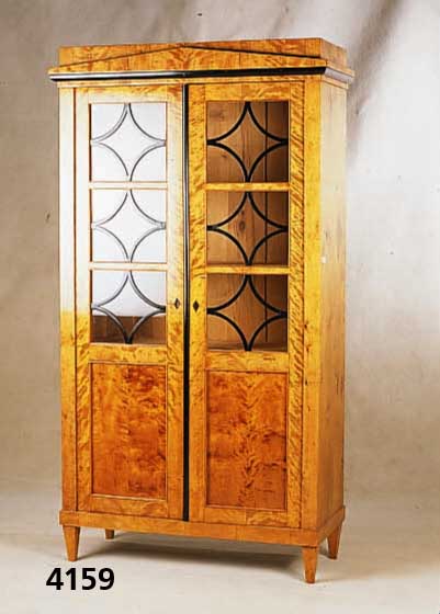 WÄsche- bzw. Vitrinenschrank, mitteldeutsch, um 1830/40, SpÄtbiedermeierstil, Korpus Weichholz, Birkefurnier, z.T. Birkewurzelfurni er, Verglast, ...