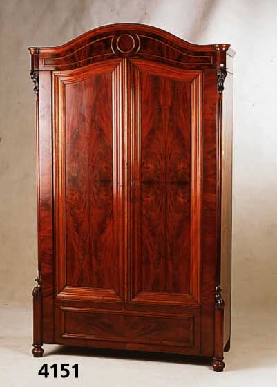 WÄscheschrank, norddeutsch, um 1860, Korpus Weichholz, Mahagonifurnier, Pyramidenmahagoni- furnier gespiegelt, Rahmen 3-fach geschwungen, schÖne ...