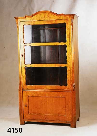 Vitrinen- bzw. WÄscheschrank, mitteldeutsch, um 1835/45, Korpus Weichholz, Birkenfurnier, Birkenwurzelfurnier gespiegelt, GlÄser z.T. original, ...