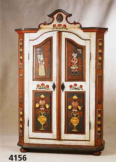WÄscheschrank, sÜddeutsch, um 1820, Barock- stil, Weichholz, Rocaillenschnitzerei z.T auf- gesetzt, Seiten abgeplattet, Inlets getreppt, Malerei ...