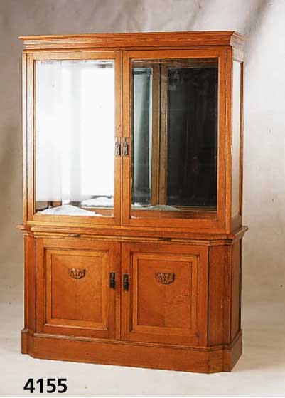 Vitrinenschrank, mitteldeutsch, um 1905/10, Korpus Eiche und Weichholz, Eichefurnier, sparsam aufgelegte Schnitzereien, Furnier z.T. gespiegelt, ...