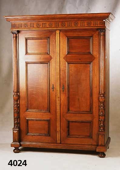 GrÜnderzeitschrank, deutsch, um 1900, Korpus Weichholz, Nußbaum massiv, Nußbaumfurnier, gespiegelt, barocke und klassizistische Elemen te, ...