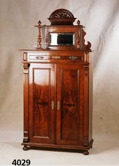 Vertiko, deutsch, um 1890/1900, Korpus Weich holz, aufgesetzte Leisten, Lisenen 3-fach ge- rieft, in Veluten auslaufend, SÄulen mit rei- cher ...