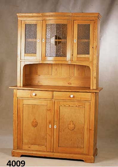 KÜchenschrank, deutsch,um 1905/10, Zierbel- kiefer, aufgesetzte Schnitzereien, Oberteil verglast, z.T. facettiert, Stege aus Messing, BeschlÄge ...