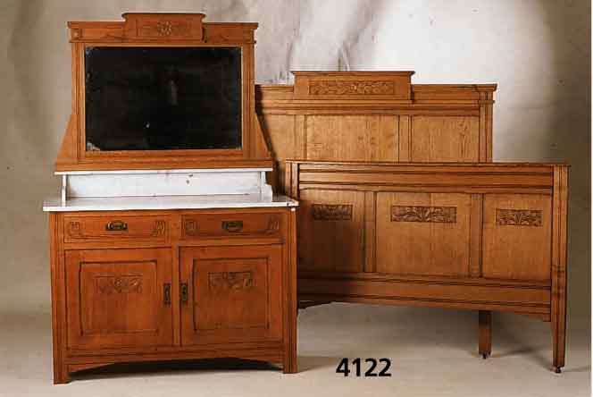 Schlafzimmer, Frankreich/Belgien, um 1900, Jugendstil, Eiche massiv bzw. Weichholz, bestehend aus Kleiderschrank, Doppelbett und Komode mit ...