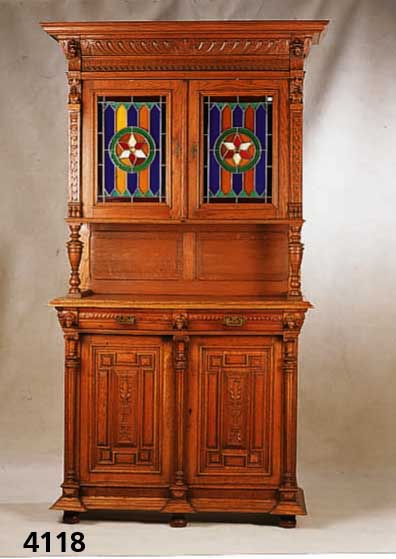 AufsatzmÖbel, Belgien, um 1890/1900, Korpus Eiche bzw. Weichholz, Front reich geschnitzt mit LÖwenkÖpfen und BÜsten, freistehende SÄu- len, ...