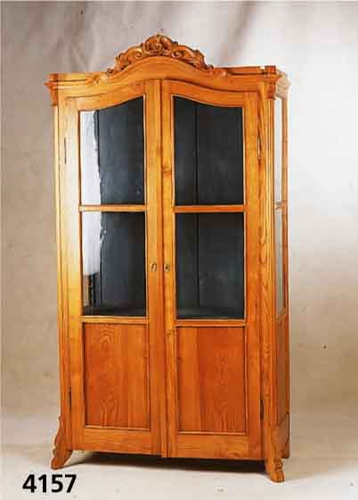 Vitrine, mitteldeutsch, um 1835/45, RÜster, RÜsterfurnier, Korpus z.T. Weichholz, z.T. original GlÄser, Schnitzereien aus dem Voll- holz, ...