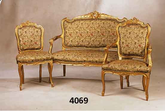 SalonmÖbel, Frankreich/Belgien, um 1890/95, Korpus Buche, bestehend aus Sofa, 2 Armlehn- sessel und 2 StÜhlen, reich geschnitzt und geschweift, ...