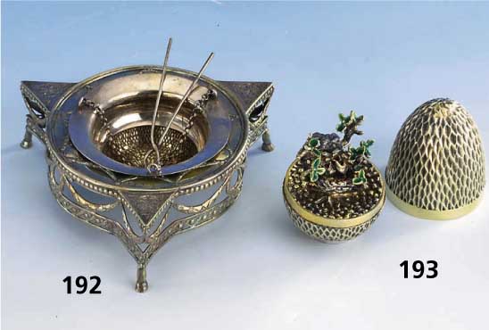 Teesiebe mit Untersetzer, deutsch um 1870/80, Hanau, Schleissner, 800er Silber, teil- vergoldet, berieben, klassizistisch, nach dem Vorbild 2. H. ...
