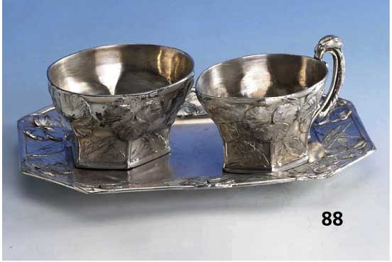 Jugendstilzuckerschale und -sahnegießer auf Tablett, deutsch um 1900, Zinn versilbert, berieben, erhabener StiefmÜtterchendekor mit BlÜten und ...