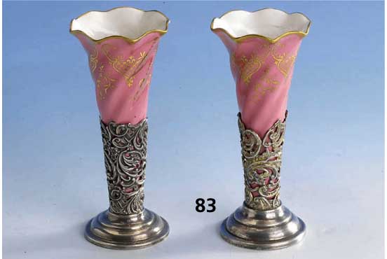 Vasenpaar, Birmingham 1902, 925er Silber-Halterung, Einsatz Porzellan Coalport (l. best.), in sich goudroniert, vergoldet, H ca. 14.5 cm, 1 Fuß ...