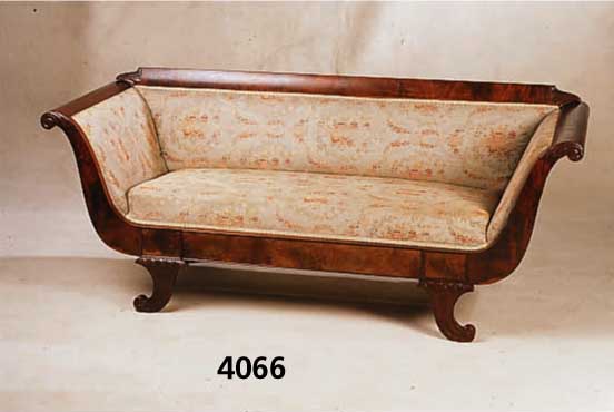 Biedermeiersofa, norddeutsch, um 1835, Korpus Weichholz, Pyramidenmahagonifurnier ge- spiegelt, FÜße in Trompetenform, mit Fortuna- motiv, aus ...