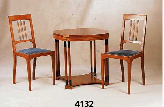 Tisch mit 2 StÜhlen, deutsch, um 1902/04, NÄhe Darmstadt, Jugendstil, Mahagonifurnier, Tisch mit Einlegearbeiten aus verschiedenen EdelhÖlzern, ...